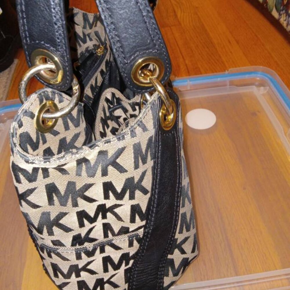 Micheal Kors Shoulder Bag - Picture 6 of 8